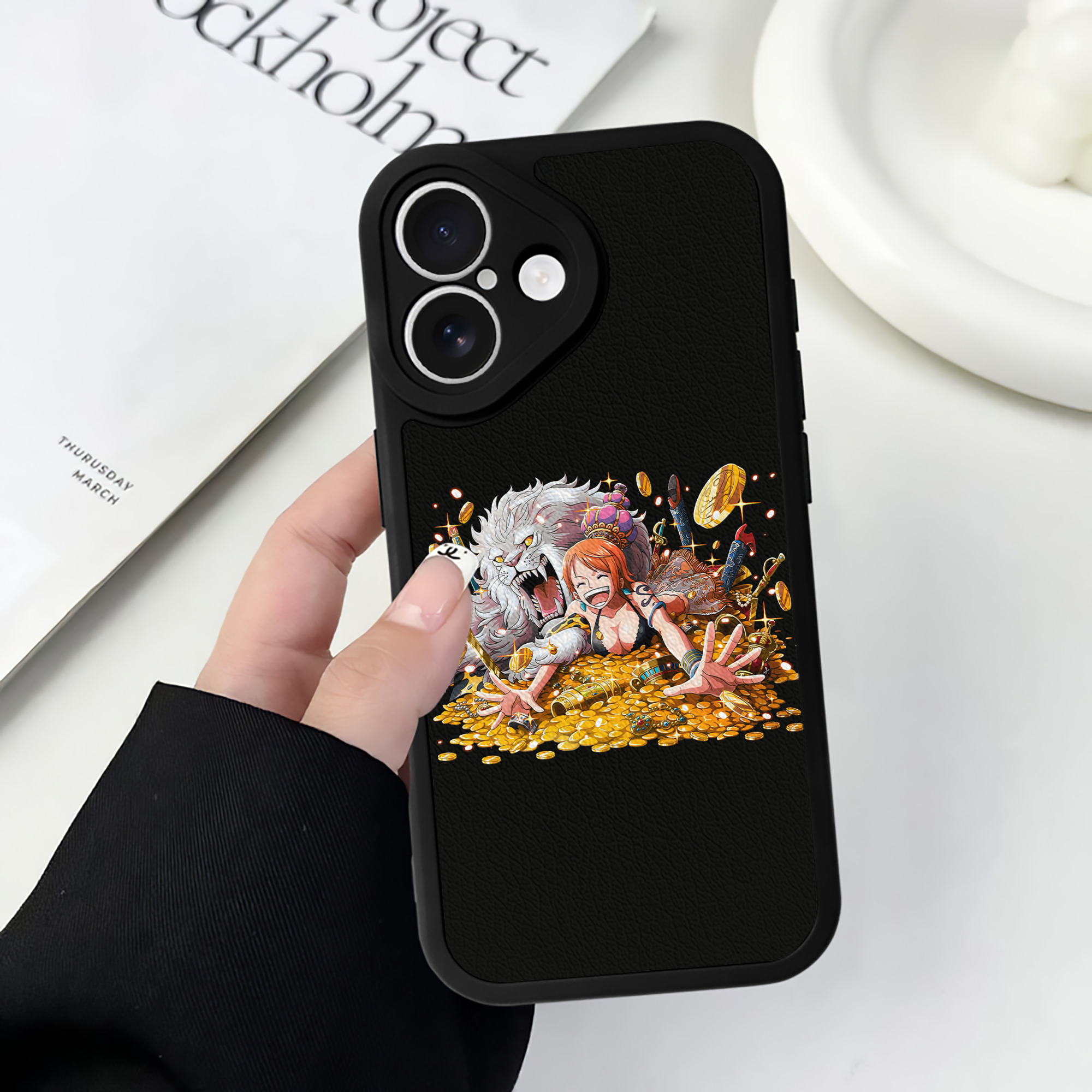 （画像用） ワンピース ナミ ONE PIECE Nami 【iPhone 16シリーズ対応】シリコンスマホケース（レザー調） 材質：シリコン